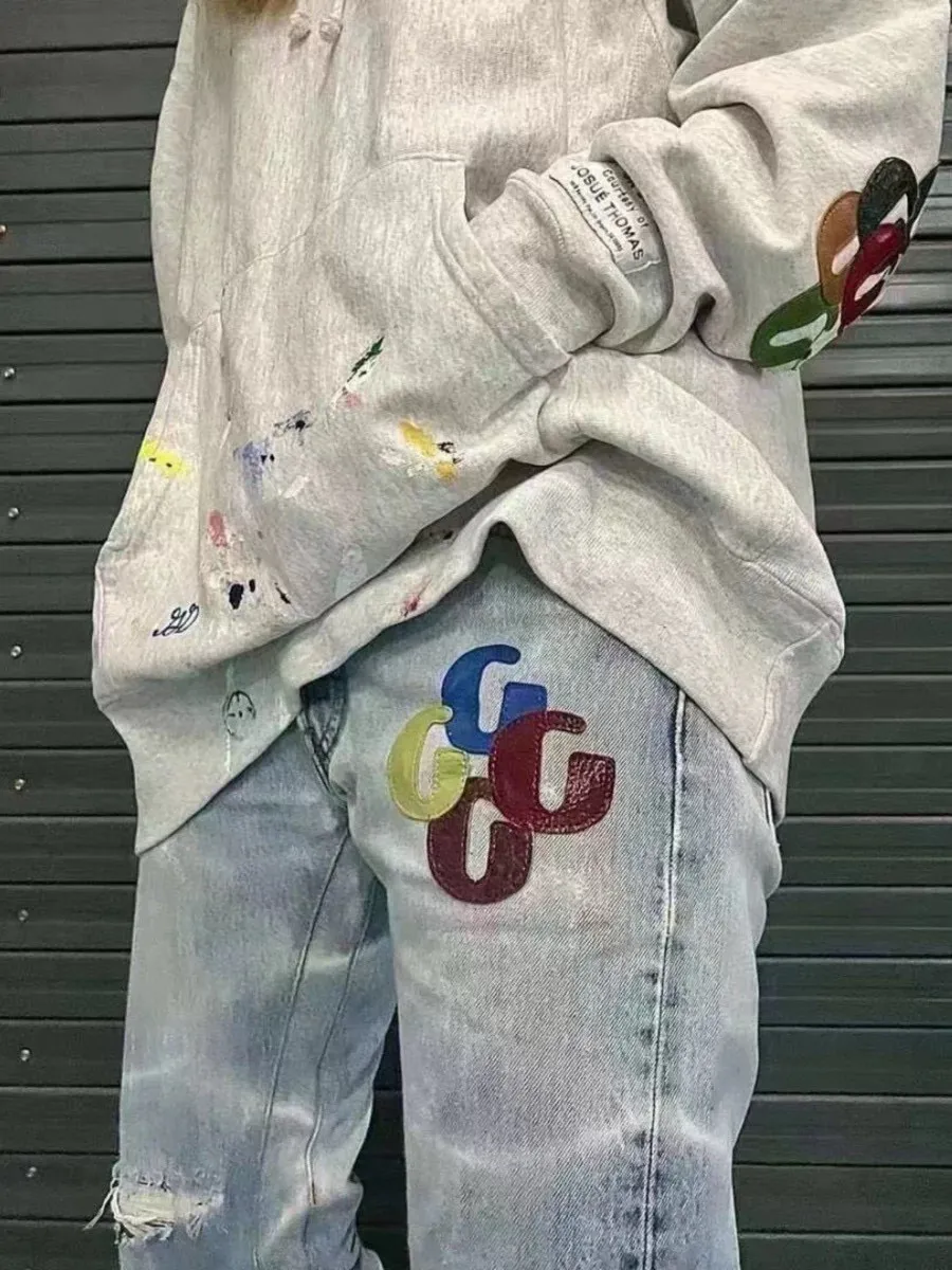 -Size upper body P240#G66 GALLERY DEPT. Denim spliced ​​with all-over printed leather ripped bell-bottoms, washed and distressed jeans. GALLERY is attracted by these bell-bottoms. Whether it is a reset of Carhartt or Levis, they all create a strong brand style. Since these pants are modified from rare vintage, the production capacity is limited. Therefore, after many icons wore them, these pants were once hard to find. Later, perhaps due to the improvement of GD's business in the past two years and the expansion of production lines, the brand itself lowered the price, so I can't wait any longer for these pants this year and will definitely buy them. During the process of the denim washing plant, the owner of the washing plant helped introduce a boss who had worked for Levi's foundry and started his own business. This also paved the way for the following styles. Therefore, Levi's remodeled single product for the base plate is really familiar. Whether it is the fabrics supplied or the lathes used in production, there is nothing to choose from. -Color: blue -Size: S-XXL (corresponding to 28-36)